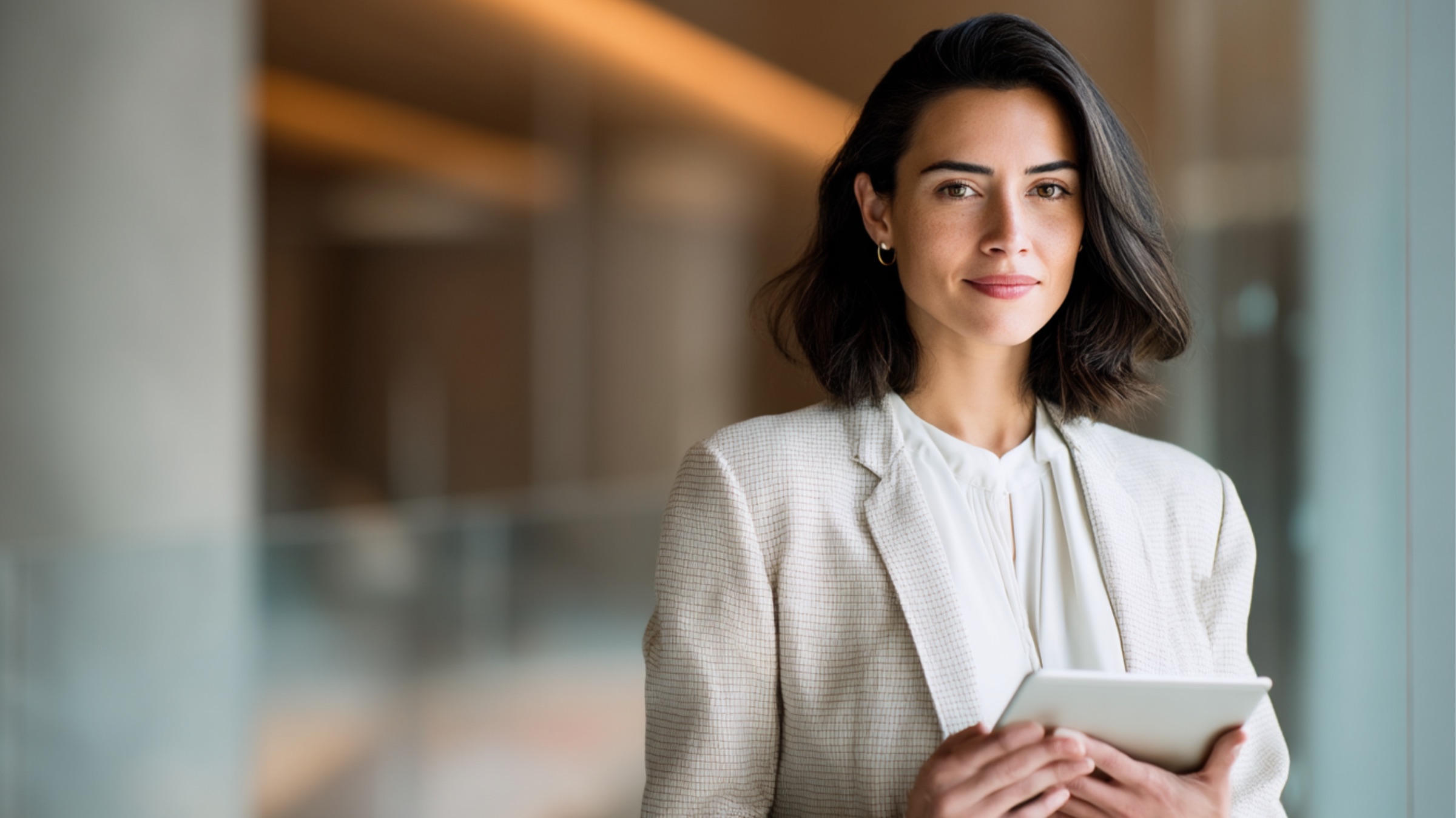 Beraterin im Foyer mit Tablet — VALUE Plus Beratung