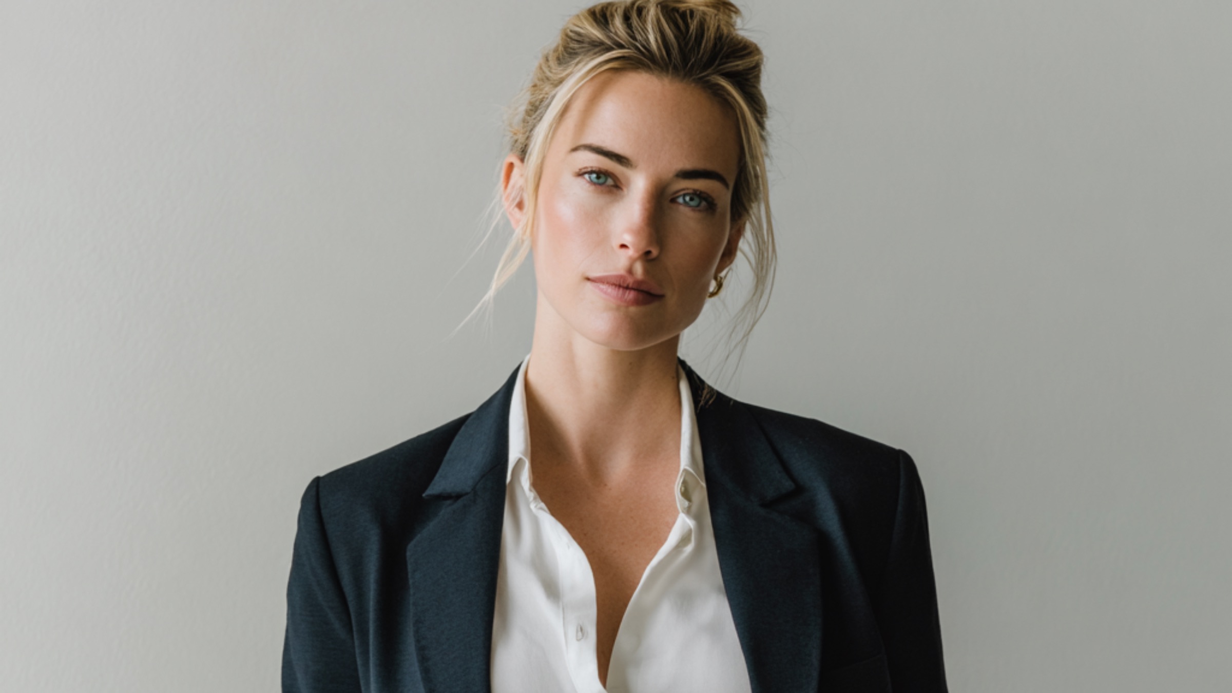 Beraterin blond im Anzug — Vermögensverwaltung